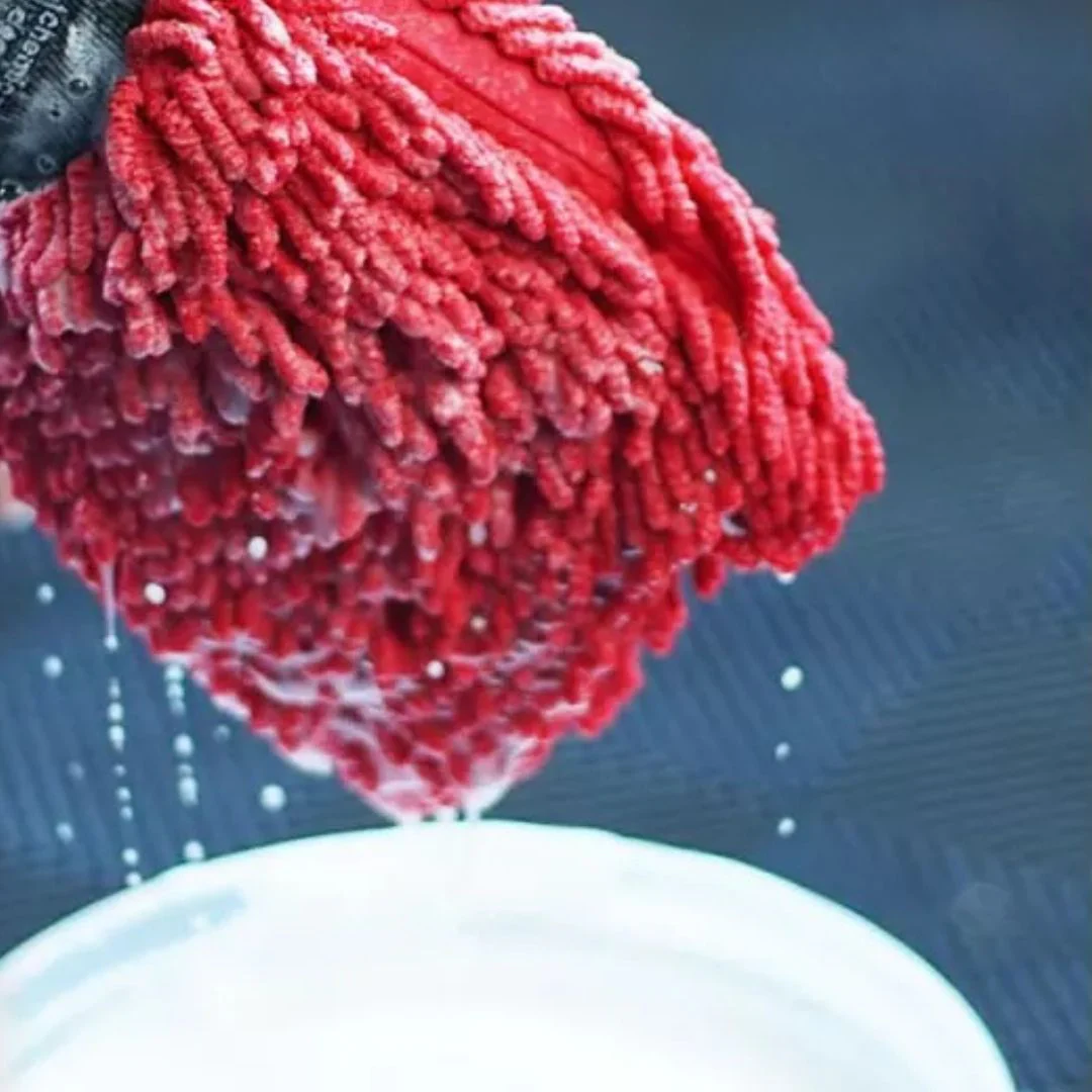 Chemicalworkz Chenille Wash Mitt - Red - Image 2