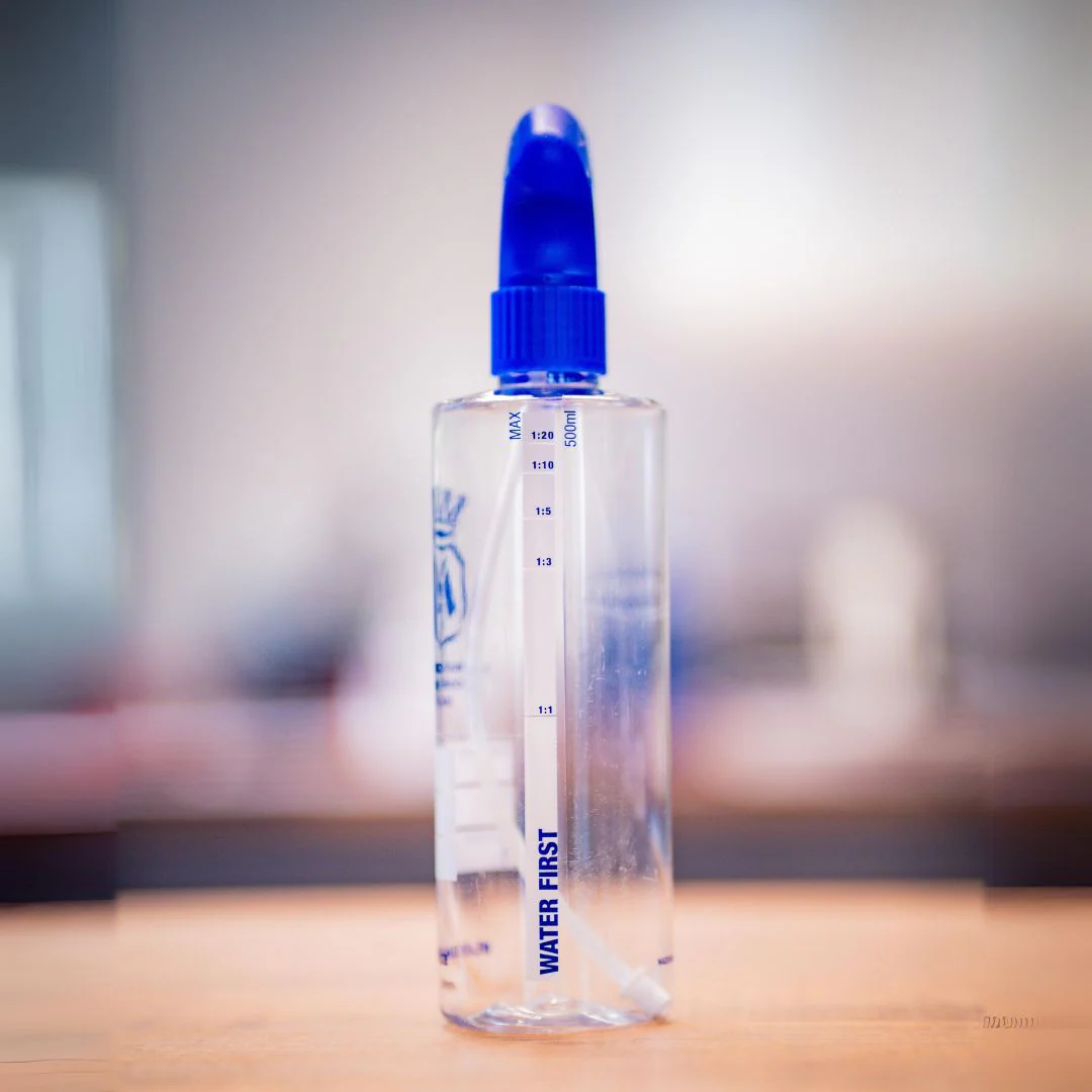 Labocosmetica Elegant Spray Bottle with Dilution Mixing Scale 500ml - Image 2