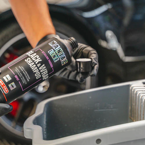 Maniac Black and Wrap Shampoo with Descaling Action 500ml - Image 2
